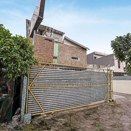 Oyo 90158 Hotel Lendosis Perintis Kemerdekaan Палембанг Екстериор снимка